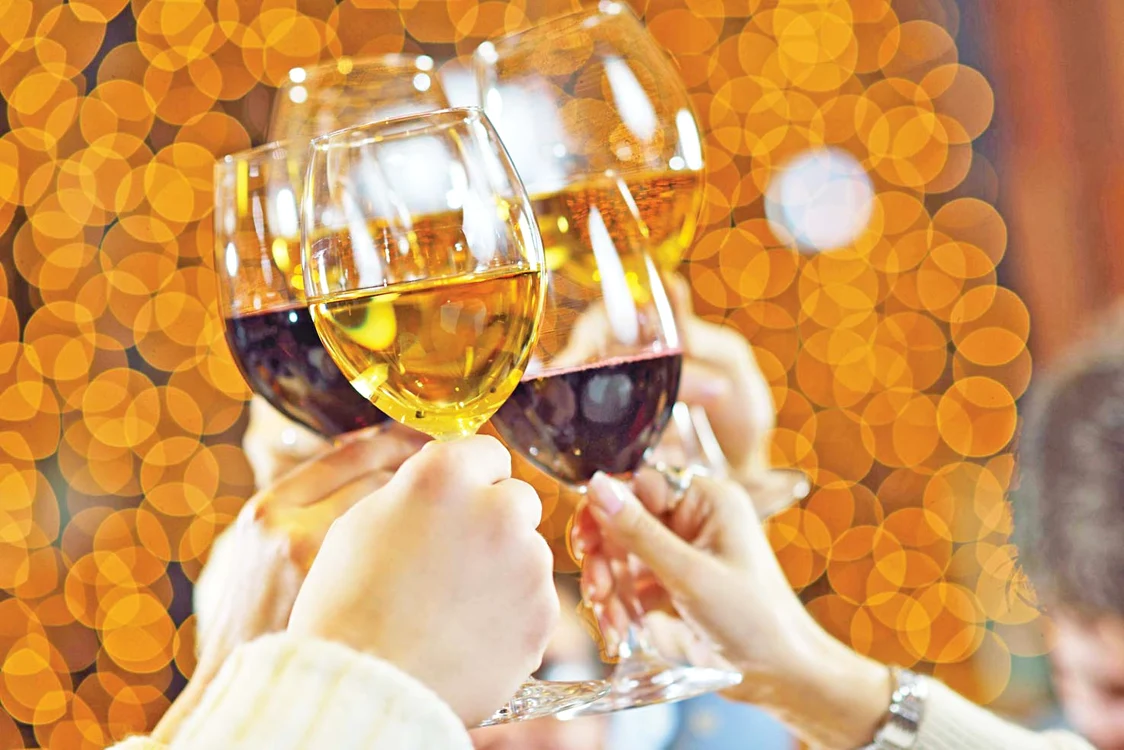 În cantităţi mici, consumul de alcool poate stimula creativitatea