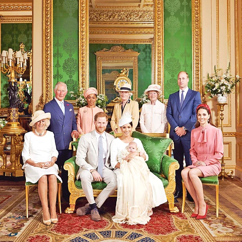 Poza oficială: Prinţul Harry şi Camilla, Doria  Ragland, Lady Jane Fellowes, Lady Sarah McCorquodale, Harry, Meghan şi Archie lângă Kate şi William jpeg