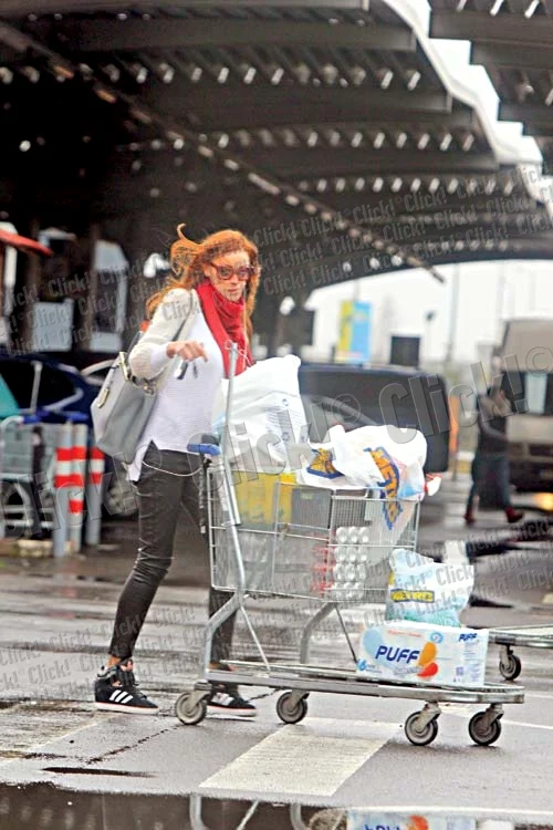 
    Miercuri: Făcea cumpărături  pentru petrecerea de ziua ei (Foto: brigada diverse)  