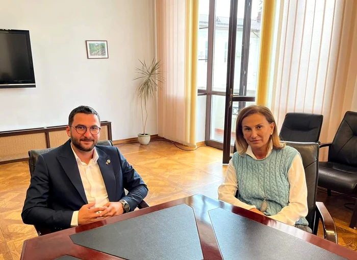 Cristina Păvăluță, alături de primarul Andrei Carabelea FOTO Facebook
