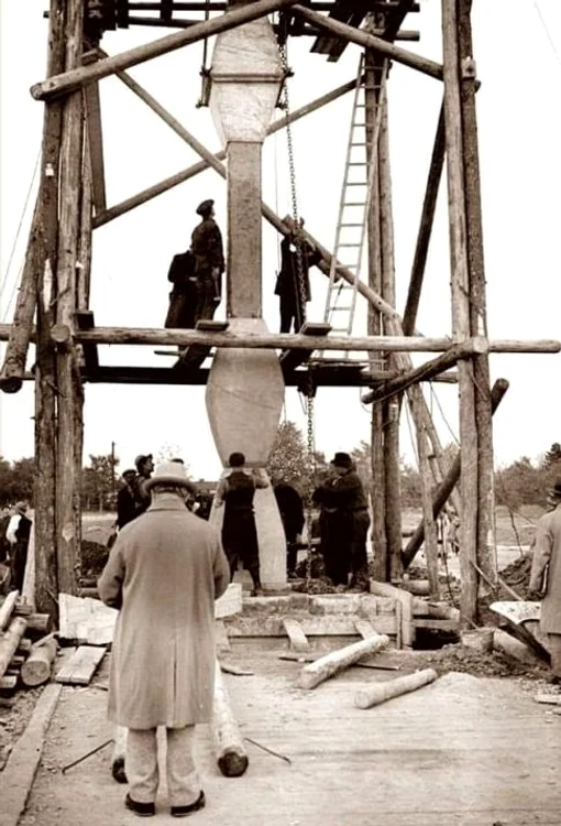 Brâcuși, observând construcția Coloanei fără sfârșit