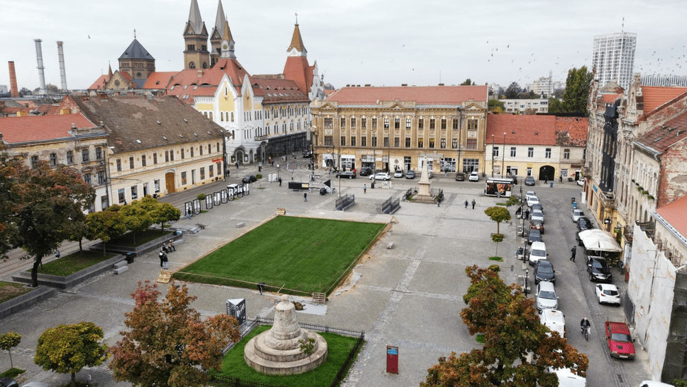 Teren de fotbal cu gazon natural în Piața Traian. Proiect inedit la bienala de arhitectură Beta 2022