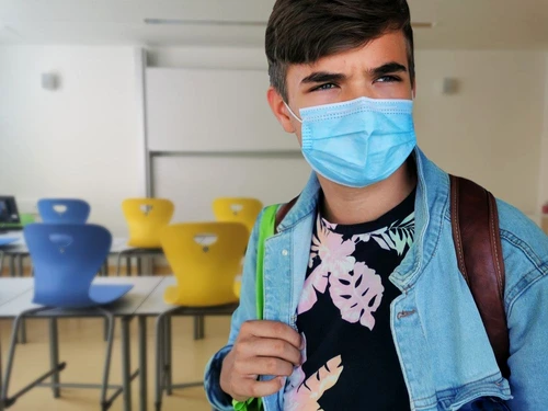 În valul 4 al pandemiei, autoritățile au decis trei scenarii după care va contiua anul acesta școala
