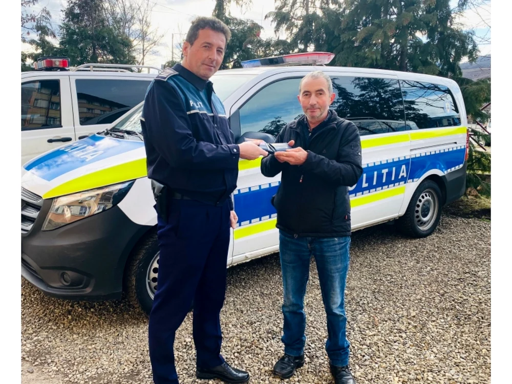 Portofelul a fost predat oamenilor legii, care au descoperit păgubaşul FOTO Poliţia Neamţ