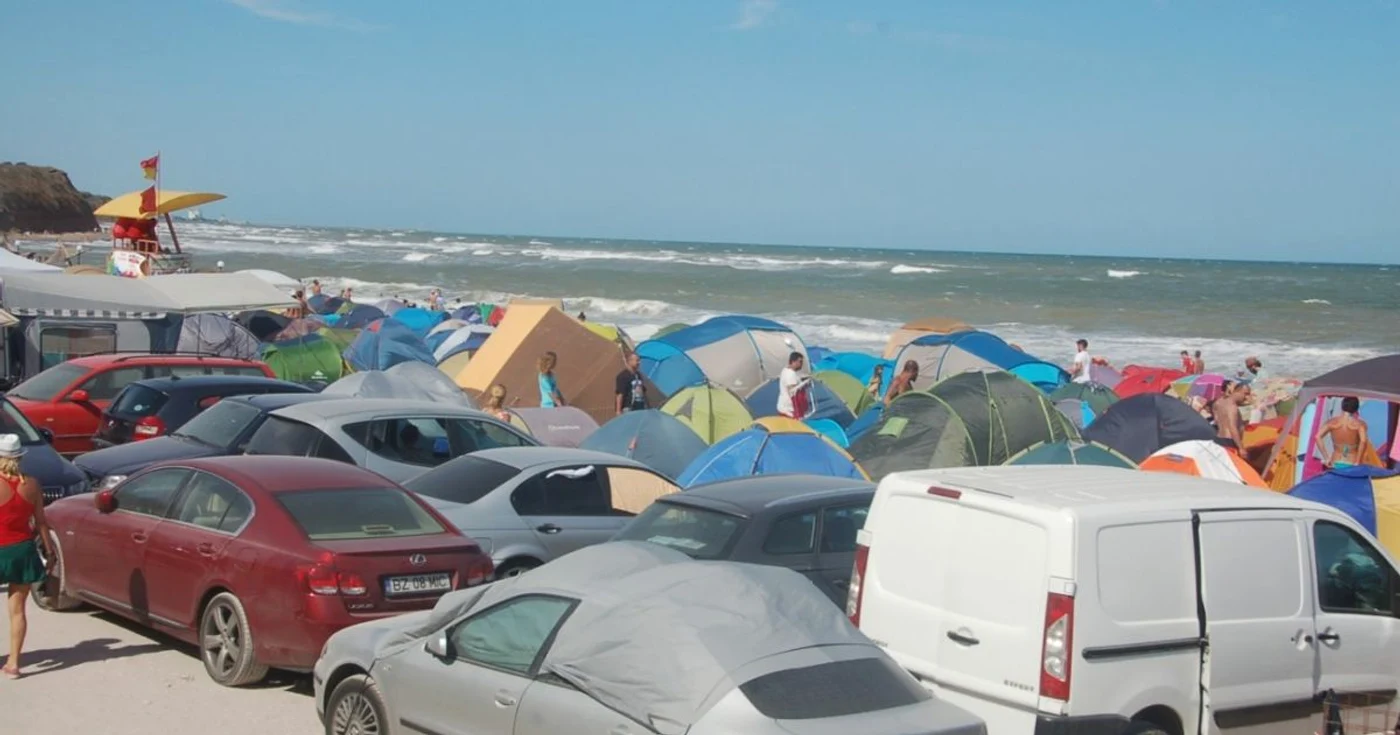 Corturile stau înghesuite pe o porţiune de doar câţiva metri de plajă FOTO: Mădălin Sofronie