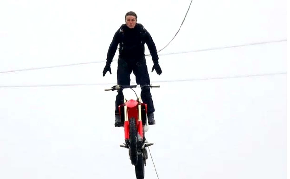 
    Tom Cruise a sărit în gol cu motocicleta  BMW de la 54 de metri înălțime  