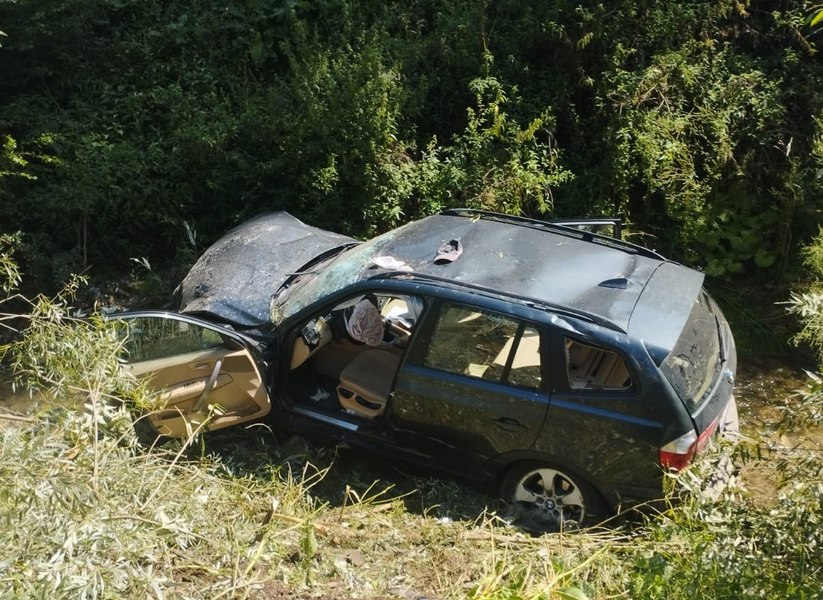 Accident spectaculos la Bicaz Chei, în Neamţ. Un tânăr a plonjat cu maşina într-un pârâu 