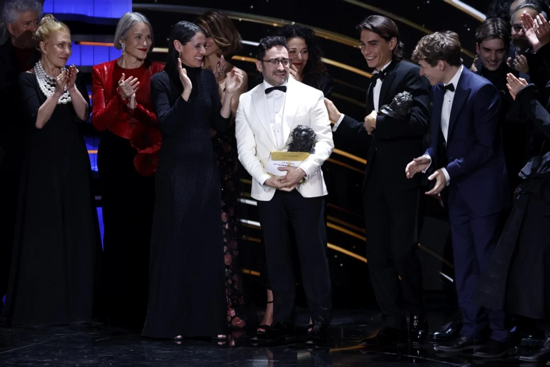 Regizorul Juan Antonio Bayona şi echipa sa la înmânarea Premiului Goya, FOTO EPA EFE