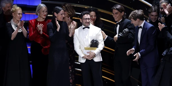Juan Antonio Bayona si echipa primesc premiul Goya pentru cel mai bun film DSociety of the Snow Foto EPA EFE jpeg