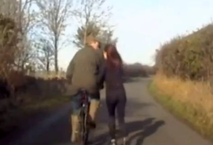 
    Femeia îl loveşte pe biciclist (Foto: captură video)  