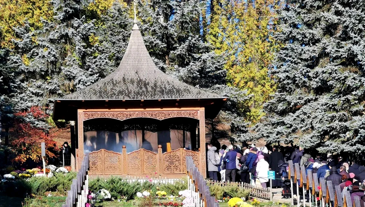 Creştinii ortodocşi vor sta la coadă pentru a se ruga la mormântul lui Arsenie Boca / foto: Adevărul