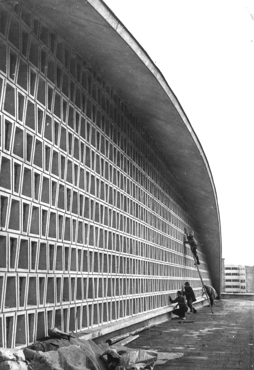 Fotografie din timpul construcțiilor Sălii Palatului. FOTO: Azopan