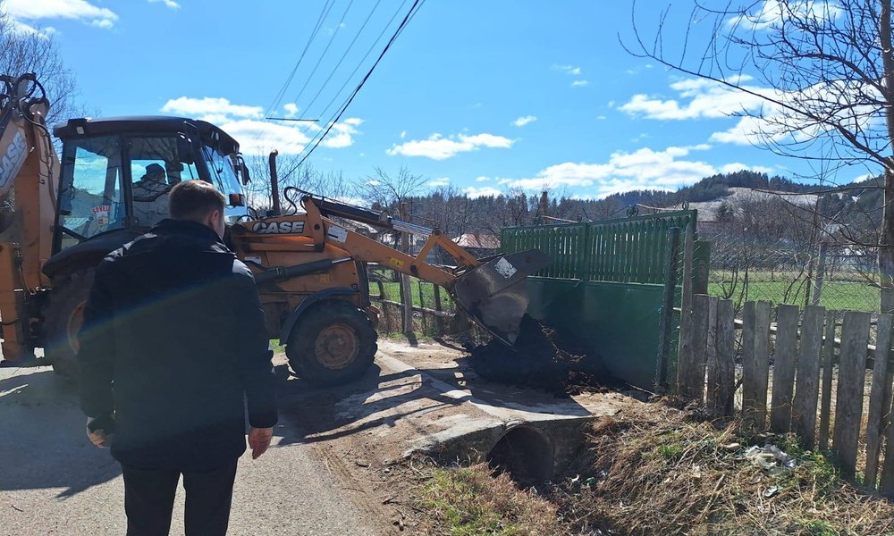 Un cetățean din Soveja s-a trezit cu gunoiul de grajd la poartă, după ce îl aruncase pe izlazul comunal