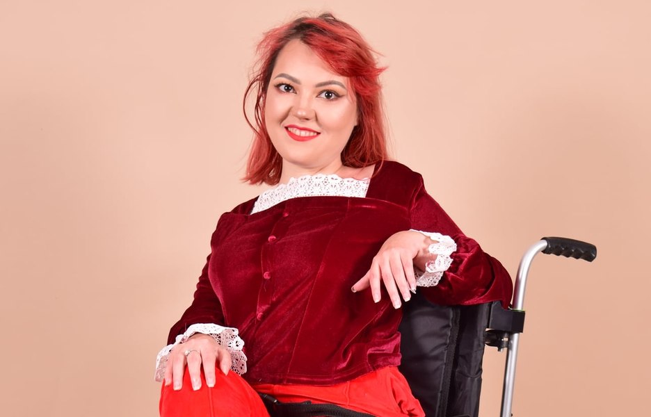 Handicapul de care suferă Statul român. Tânără aflată în scaunul cu rotile, lăsată de izbeliște