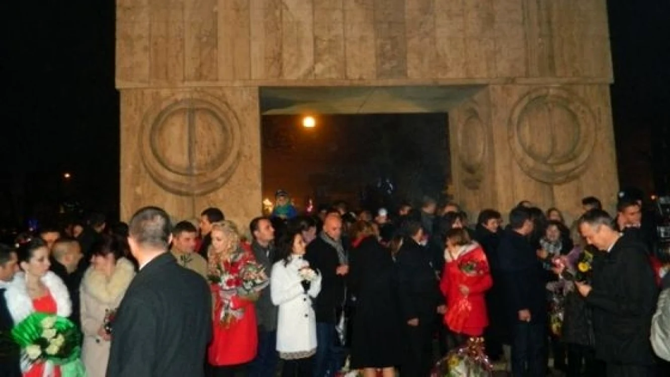 Tinerii au venit din mai multe judeţe al ţării pentru a se căsători la Poarta Sărutului