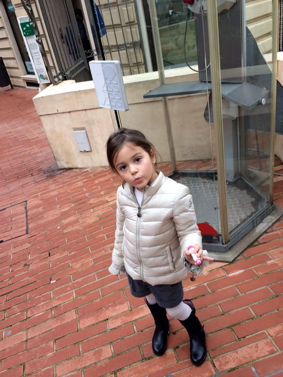 Micuţa Simona este mereu în pas cu moda, la fel ca şi mama ei