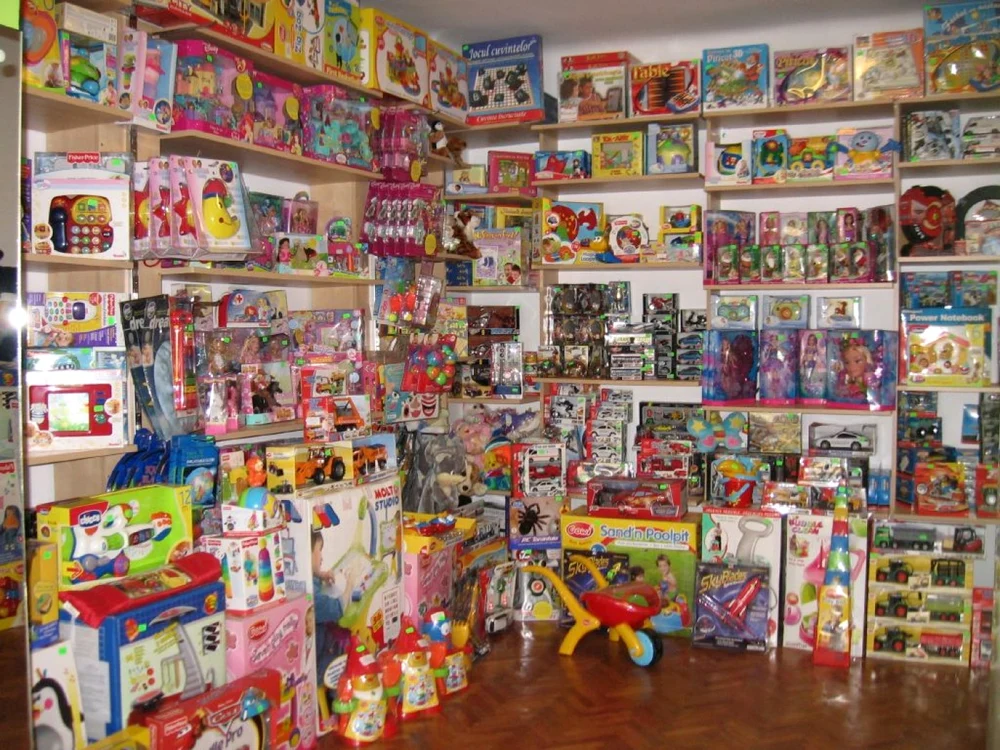 Percheziţiile au loc la două magazine de jucării