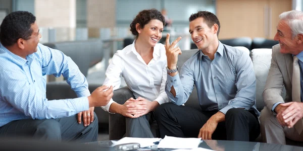 grup colegi vorbesc shutterstock 46799443 0 jpeg