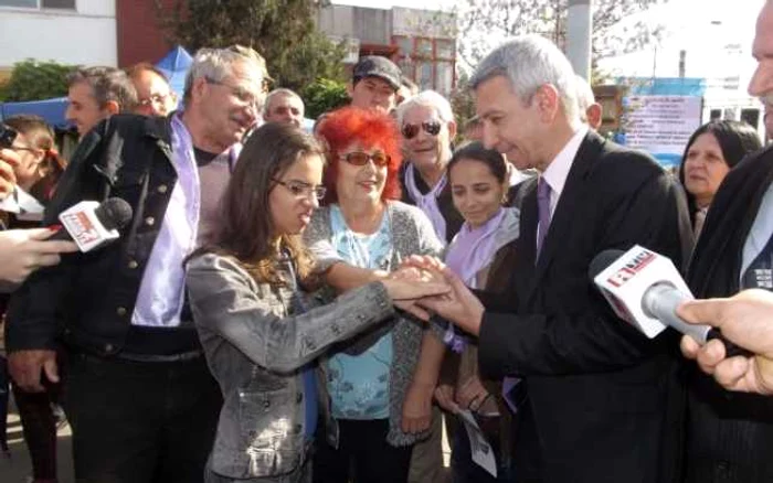 Tânără îi arată manichiura lui Dan Diaconescu FOTO Corina Macavei