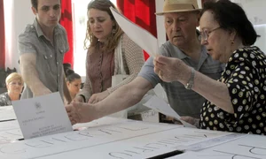 persoane care voteaza jpeg