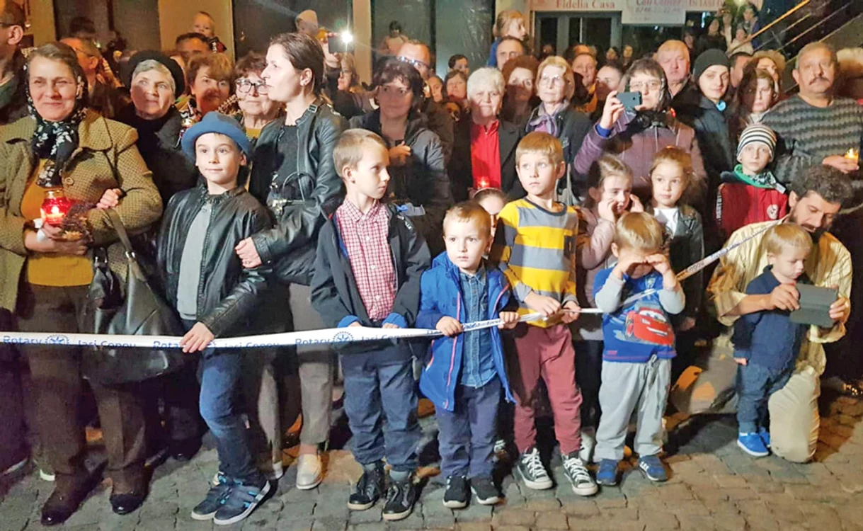 
    Familii întregi, părinţi,  bunici, copii, au stat  răbdătoare la coadă  