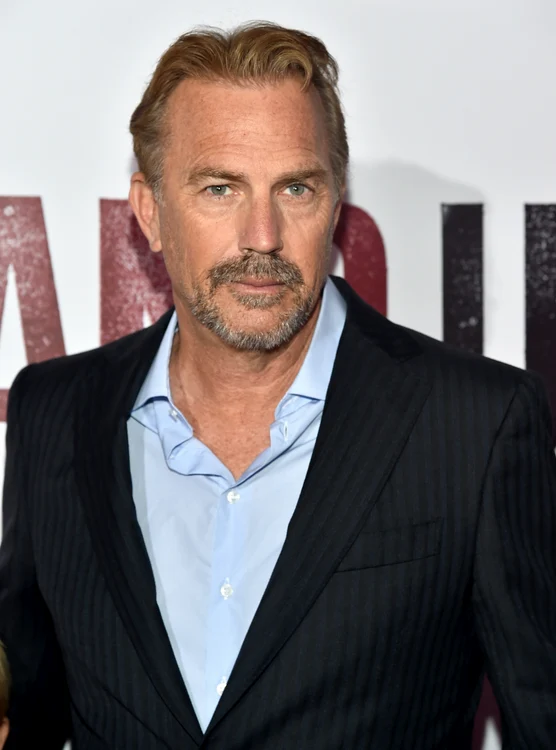 Kevin Costner a luat Oscarul pentru filmul Dansând cu lupii