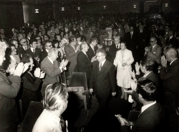 Nicolae Ceauşescu şi Elena Ceauşescu în mijlocul participanţilor la Conferinţa naţională a scriitorilor, la 26 mai 1977 (© „Fototeca online a comunismului românesc”, cota: 94/1977)