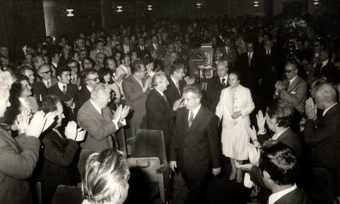 Nicolae Ceauşescu şi Elena Ceauşescu în mijlocul participanţilor la Conferinţa naţională a scriitorilor, la 26 mai 1977 (© „Fototeca online a comunismului românesc”, cota: 94/1977)