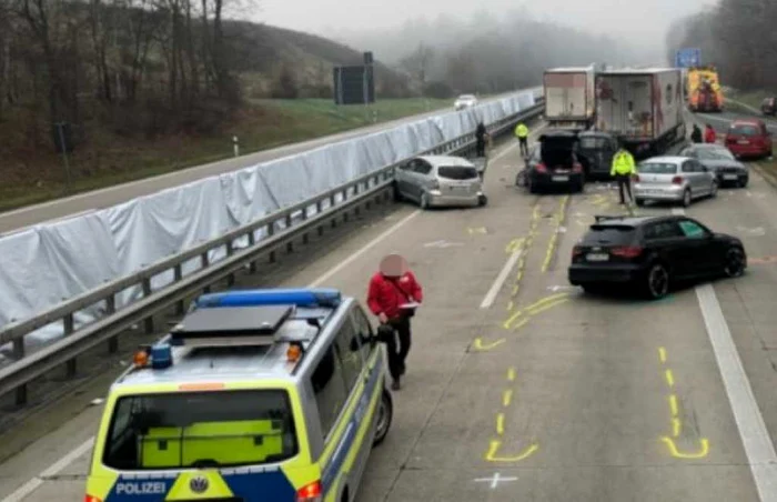 Un şofer român a produs un grav accident din cauza ceţii FOTO: Poliţia Twitter