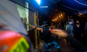 Protestatarii au spart geamurile mai multor magazine  jpeg