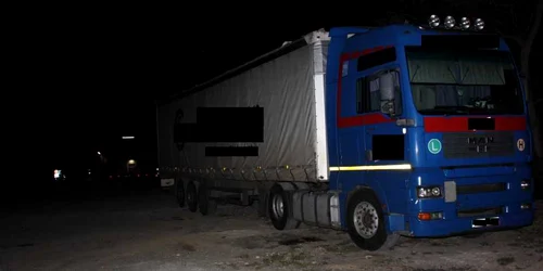 Autotrenul al cărui rezervor a fost spart de „turiştii” care mergeau în Franţa