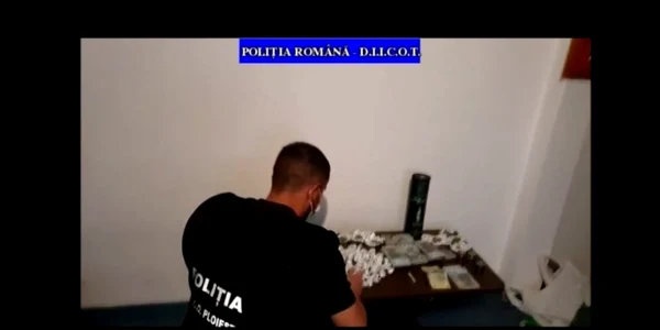 Politisti de la BCCO perchezitioneaza casa unor traficanti de droguri