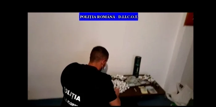 Poliţist de la BCCO Ploieşti în timpul percheziţiilor în casa unor traficanţi de droguri FOTO Captură Video