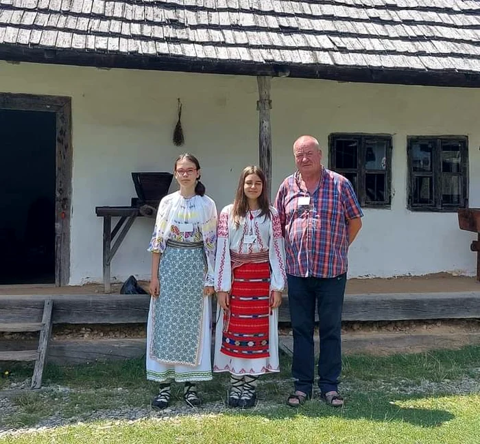 Cele două eleve alături de meșterul Mihai Trușcă FOTO: Biblioteca „Petre Pandrea”