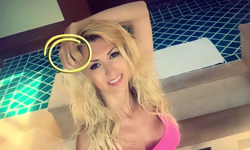 Blonda a atras atenţia cu un inel misterios jpeg