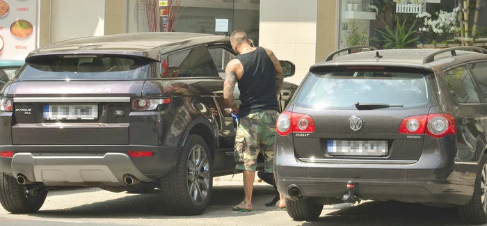 
    Acesta este tatuajul  cu Ana, fosta soţie a lui  Velea. Cântăreţul îl poate  scoate complet (operaţiune  dureroasă şi costisitoare, costurile fiind similare cu cele ale desenării, câteva sute de euro) sau îl poate modificaFotografii: Mihai Ionescu, Alex Muscaliu  