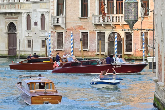 Mirii și invitații s-au plimbat cu taxiurile pe apă (Foto: Profimedia)