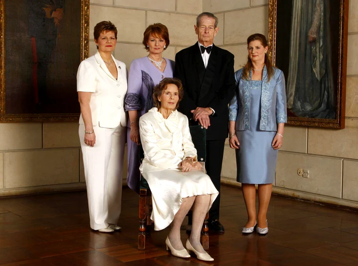Regele Mihai și Regina Ana, alături de Principesele Elena, Margareta și Irina. FOTO: Profimedia
