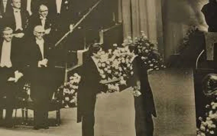 Stockholm, 10 decembrie 1974. Regele Carl Gustaf al XVI-lea al Suediei înmânându-i lui George Emil Palade însemnele Premiului Nobel FOTOGRAFII: Arhiva personală Constantin Dimoftache Zeletin