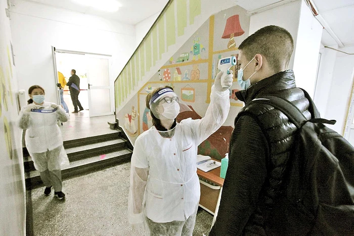 Dacă ai temperatură peste  37,3 grade nu ești  primit în școală