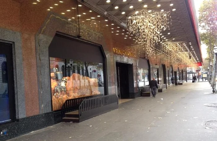 
    Străzile din Paris au fost pustii sâmbătă după atentatele teroristefoto: rfi.ro  