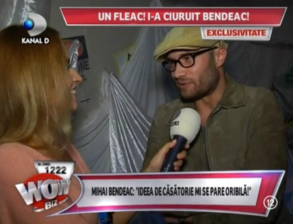 Mihai Bendeac a zâmbit toată seara la lansarea videoclipului Deliei (captură: Kanal D)