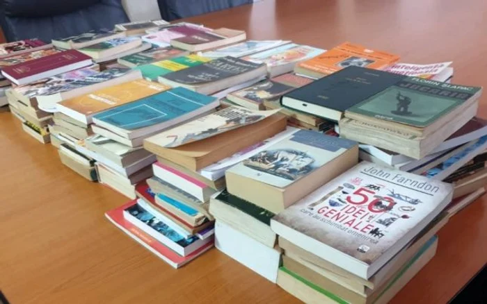 Cărţile au fost donate de către funcţionarii Primăriei Rovinari