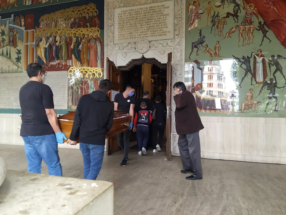 Sicriul cu trupul neînsuflețit al lui Costin Mărculescu, depus la biserica Sf. Gheorghe cel Noufoto: Blitz