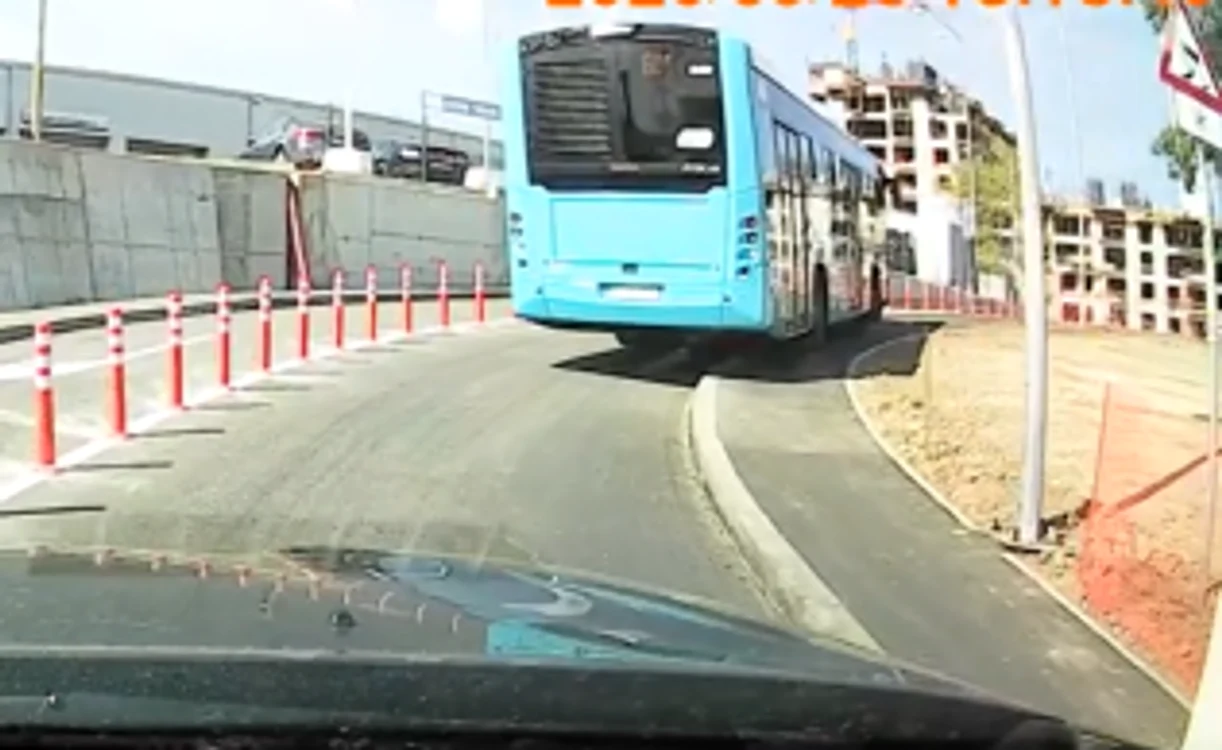 Autobuzul este obligat să urce pe trotuar pentru a efectua virajul pentru urcarea pe Pasajul Ciurel FOTO Captura Facebook