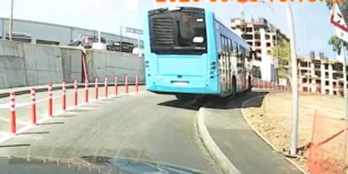 autobuz pe trotuar Pasajul Ciurel FOTO Captura Facebook