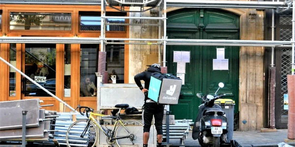 curier deliveroo sursa unsplash.com