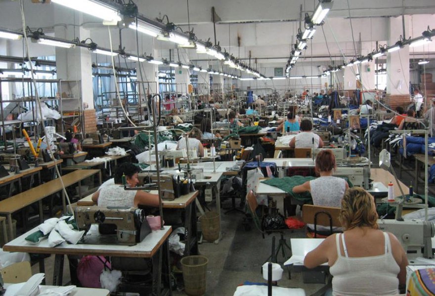 Se închide una dintre cele mai mari fabrici de confecții din țară. 163 de persoane, în preaviz