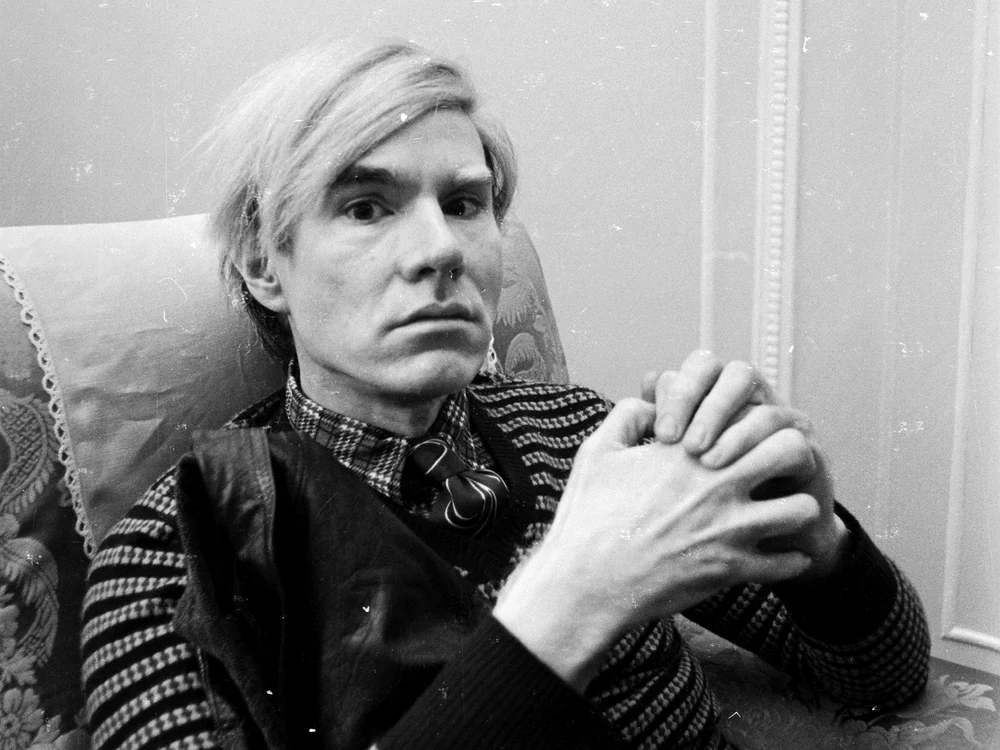 Andy Warhol a fost un grafician, fotograf, pictor şi realizator de filme american 