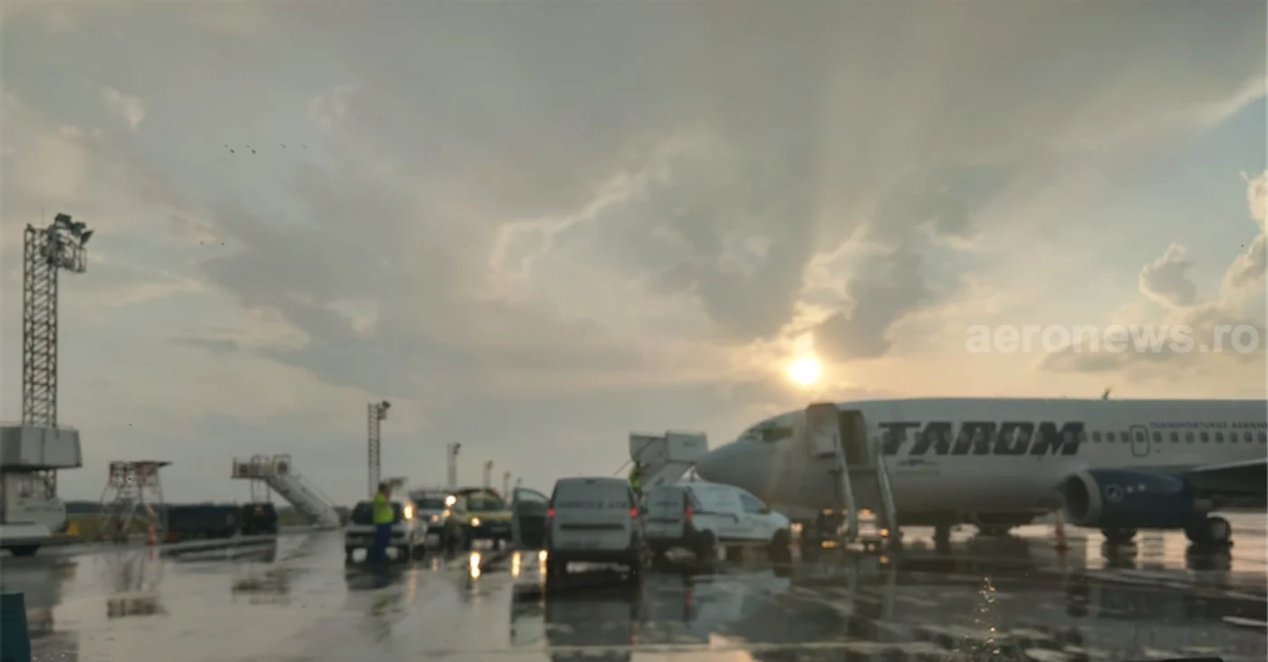 Un Boeing 737 TAROM a fost lovit de o scară AeroKraft